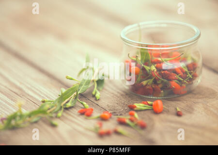 Goji-Beeren auf einem hölzernen Hintergrund Stockfoto