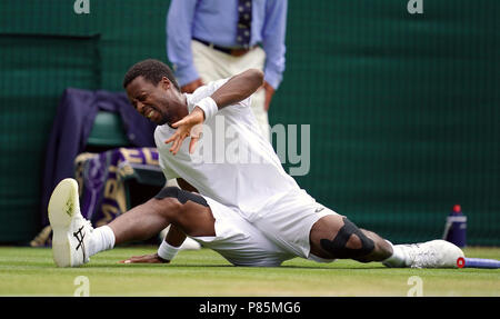 Gael Monfils rutscht während seines Gleichen am Tag sieben der Wimbledon Championships in der All England Lawn Tennis und Croquet Club, Wimbledon. Stockfoto