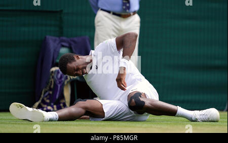 Gael Monfils rutscht während seines Gleichen am Tag sieben der Wimbledon Championships in der All England Lawn Tennis und Croquet Club, Wimbledon. Stockfoto