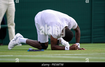 Gael Monfils rutscht während seines Spiels am siebten Tag der Wimbledon Championships beim All England Lawn Tennis und Croquet Club in Wimbledon aus. DRÜCKEN SIE VERBANDSFOTO. Bilddatum: Montag, 9. Juli 2018. Siehe PA Geschichte TENNIS Wimbledon. Das Foto sollte lauten: John Walton/PA Wire. Stockfoto