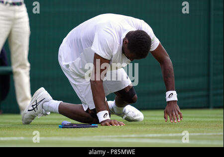 Gael Monfils rutscht während seines Gleichen am Tag sieben der Wimbledon Championships in der All England Lawn Tennis und Croquet Club, Wimbledon. PRESS ASSOCIATION Foto. Bild Datum: Montag Juli 9, 2018. Siehe PA Geschichte TENNIS Wimbledon. Photo Credit: John Walton/PA-Kabel. Einschränkungen: Nur für den redaktionellen Gebrauch bestimmt. Keine kommerzielle Nutzung ohne vorherige schriftliche Zustimmung der AELTC. Standbild nur verwenden - keine bewegten Bilder zu emulieren. Keine Überlagerung oder Entfernung von Sponsor/ad Logos. +44 (0)1158 447447 für weitere Informationen. Stockfoto