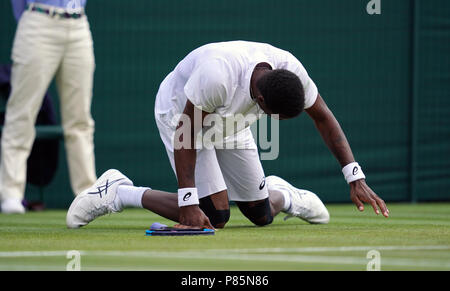 Gael Monfils rutscht während seines Gleichen am Tag sieben der Wimbledon Championships in der All England Lawn Tennis und Croquet Club, Wimbledon. Stockfoto