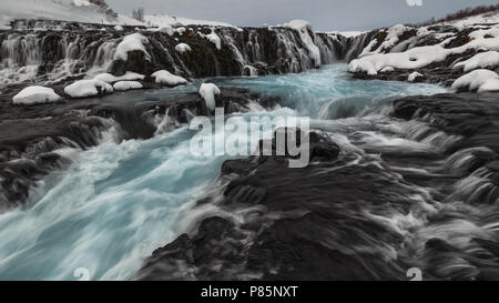 Blau Bruarfoss Wasserfall im Winter in Island Stockfoto