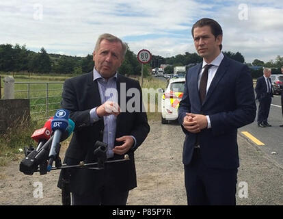 Der irische Landwirtschaftsminister Michael Creed mit Österreichs Bundeskanzler Sebastian Kurz, am Grenzübergang bei ravensdale Louth/ab Grenze. Stockfoto