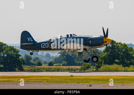 Hawker Sea Fury T20 über sich zu Land an der RNAS Yeovilton, Großbritannien nach der Anzeige mit der MiG-15 an der International Air Tag auf den 7. Juli 2018. Stockfoto