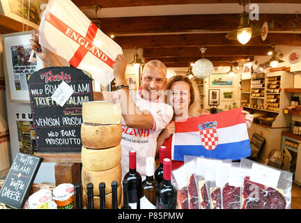 England Fußball-Fan Chris Stewart und seine kroatischen Frau Ana-Maria Volaric für das WM-Finale von ihren Geschmack Kroatien essen Shop, im Borough Markt in Southwark, südlich von London vorbereiten. Stockfoto