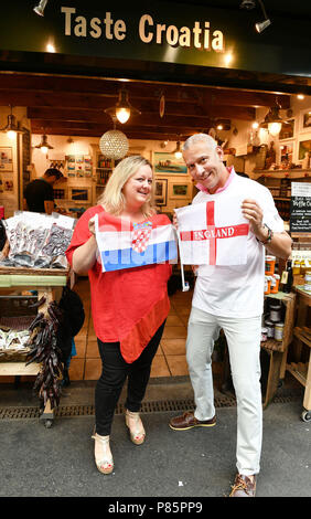 England Fußball-Fan Chris Stewart und seine kroatischen Frau Ana-Maria Volaric für das WM-Finale von ihren Geschmack Kroatien essen Shop, im Borough Markt in Southwark, südlich von London vorbereiten. Stockfoto