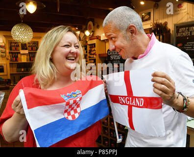 England Fußball-Fan Chris Stewart und seine kroatischen Frau Ana-Maria Volaric für das WM-Finale von ihren Geschmack Kroatien essen Shop, im Borough Markt in Southwark, südlich von London vorbereiten. Stockfoto