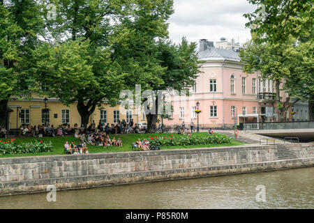 TURKU, FINNLAND - 8/7/2018: Leute genießen Sommer Tag von der Aura des Flusses in der Altstadt Stockfoto