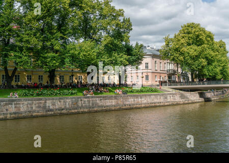 TURKU, FINNLAND - 8/7/2018: Leute genießen Sommer Tag von der Aura des Flusses in der Altstadt Stockfoto