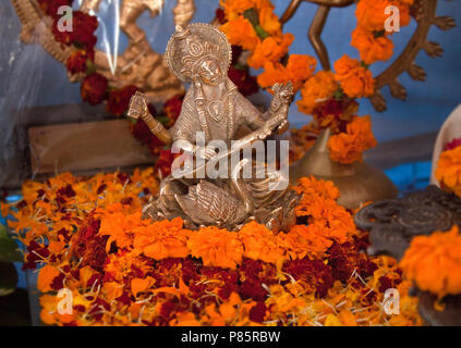 Göttin Saraswati Abbildung. Hinduistische Puja. Weihrauch, Angebote, Blüten, Ringelblume Blumen. Traditionelle, indische, Altar, Religion, Urlaub, Navratri, noch Leben. Stockfoto