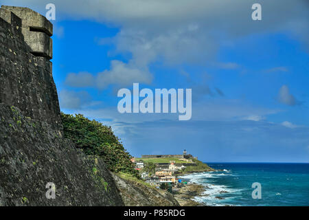 San Cristobal Schloss (Vordergrund) und San Felipe del Morro Castle (im Abstand), San Juan National Historic Site, Old San Juan, Puerto Rico Stockfoto