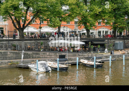 TURKU, FINNLAND - 8/7/2018: Leute genießen Sommer Tag in Restaurants in Vähätori neben den Fluss Aura. Stockfoto