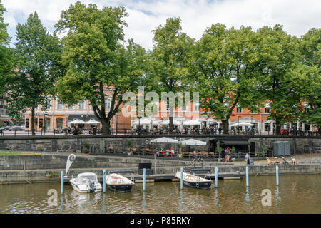 TURKU, FINNLAND - 8/7/2018: Leute genießen Sommer Tag in Restaurants in Vähätori neben den Fluss Aura. Stockfoto