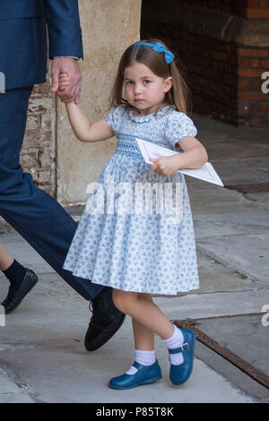 Prinzessin Charlotte die Hand des Herzogs von Cambridge nach Teilnahme an Prinz Louis's Taufe an der Chapel Royal, St James's Palace, London. Stockfoto