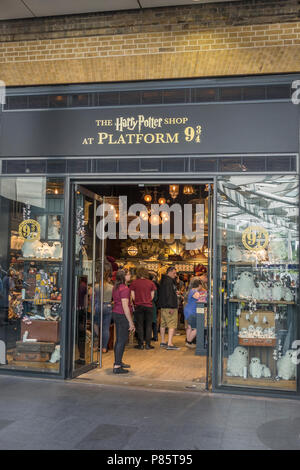 England, London, Kings Cross Station, Harry Potter shop Stockfoto