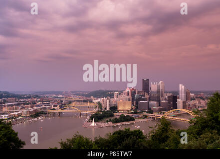 Sonnenuntergang und das Stadtbild von Pittsburgh aus Mt Washington übersehen Stockfoto