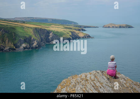 Wales, Ceredigion, Mwnt, Aussicht entlang der Küste in Richtung Strickjacke Insel Stockfoto