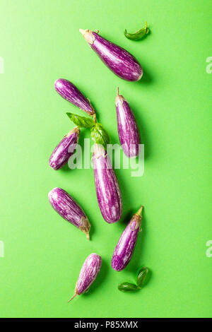 Haufen kleine Aubergine oder Aubergine Stockfoto