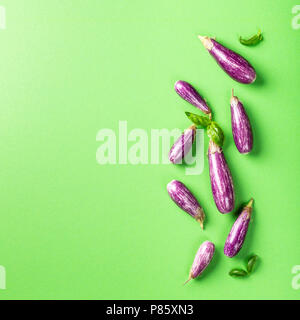 Haufen kleine Aubergine oder Aubergine Stockfoto
