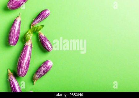 Haufen kleine Aubergine oder Aubergine Stockfoto