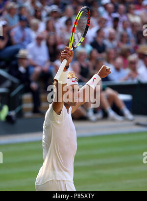 Rafael Nadal feiert seinen Sieg gegen Jiri Vesely an Tag 7 der Wimbledon Championships in der All England Lawn Tennis und Croquet Club, Wimbledon. Stockfoto