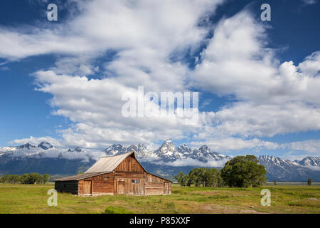 WY 02772-00 ... WYOMING - historische Gebäude im Grand Teton National Park entlang der Mormonen Straße mit den Teton Bergkette im Hintergrund. Stockfoto