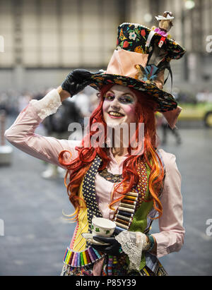 NEC, Brirmingham, Großbritannien - 2. Juni 2018. Ein Mädchen Cosplayer gekleidet wie der Mad Hatter Tea Party aus Alice im Wunderland bei einer collectormania Comic Con Stockfoto