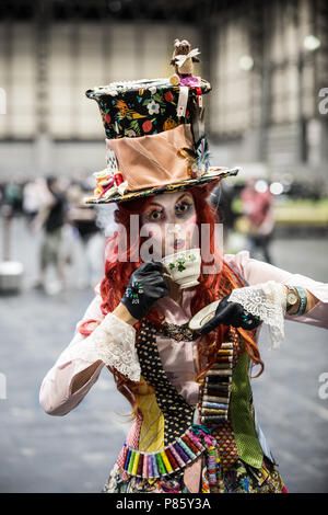 NEC, Brirmingham, Großbritannien - 2. Juni 2018. Ein Mädchen Cosplayer gekleidet wie der Mad Hatter Tea Party aus Alice im Wunderland bei einer collectormania Comic Con Stockfoto