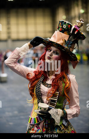 NEC, Brirmingham, Großbritannien - 2. Juni 2018. Ein Mädchen Cosplayer gekleidet wie der Mad Hatter Tea Party aus Alice im Wunderland bei einer collectormania Comic Con Stockfoto