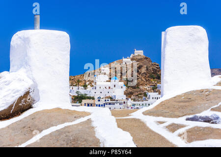 Traditionelle Häuser, Windmühlen und Kirchen auf der Insel Ios, Kykladen, Griechenland. Stockfoto