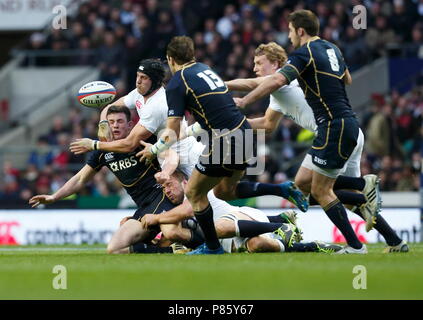 Matt Scott (12) wird nach Chris Robshaw (7) in England - Schottland RBS 6 Nations Championship internationalen Rugby 2013, Twickenham Stadium, London, England, UK, 2. Februar 2013 --- Bild von: © Paul Cunningham/Corbis Stockfoto