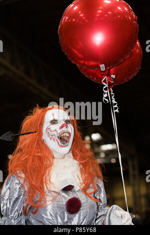 Eine weibliche Cosplayer gekleidet wie Pennywise der Clown aus dem Stephen King Roman und Film zu einem Comic Con Ereignis in Birmingham, Großbritannien Stockfoto