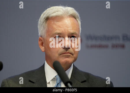 Der britische Staatsminister für Europa und Amerika Alan Duncan, auf einer Pressekonferenz mit dem Deutschen Staatsminister für Europa Michael Roth und der polnische Minister für Auswärtige Angelegenheiten Jacek Czaputowicz, während der westliche Balkan Gipfeltreffen in der Crystal, in East London. Stockfoto