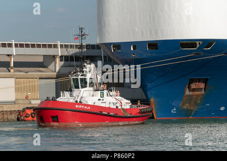 Schlepper neben der Viking Schicksal ein Car carrier Schiff. Hafen von Southampton, England UK. Stockfoto