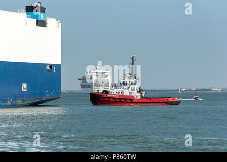 Schlepper neben der Viking Schicksal ein Car carrier Schiff. Hafen von Southampton, England UK. Stockfoto