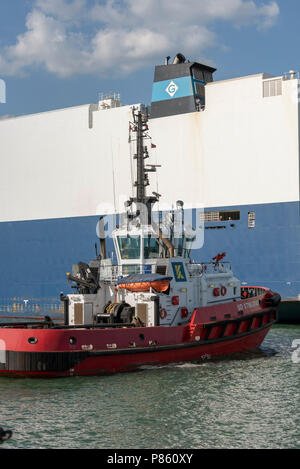 Schlepper neben der Viking Schicksal ein Car carrier Schiff. Hafen von Southampton, England UK. Stockfoto