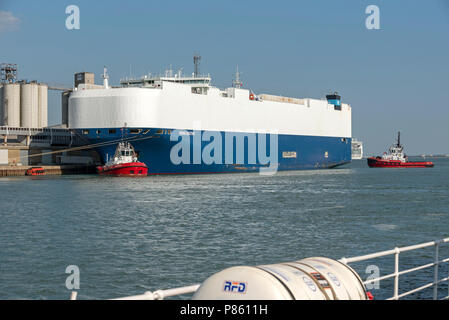 Schlepper, Büffel und SD-Stingray neben der Viking Schicksal ein Car carrier Schiff. Das Bewegen des Schiffes aus der Anlegeplatz im Hafen von Southampton, England UK. Stockfoto