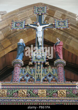 Ein Blick auf die ornamentale Dekoration von Christus am Kreuz auf der Spitze des 15. Jahrhunderts Lettner an Allerheiligen Sächsische Kirche, Earls Barton Stockfoto