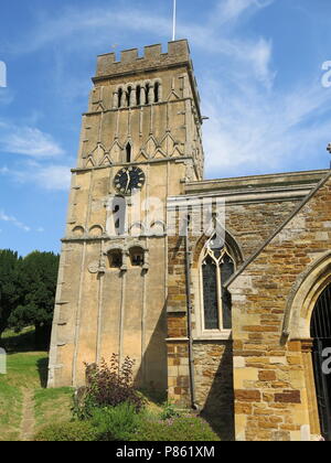 Eine Außenansicht des 10. Jahrhunderts Sächsische Kirche am Earls Barton, Northamptonshire, England; der Bau der steinernen Turm stammt aus 970 AD. Stockfoto