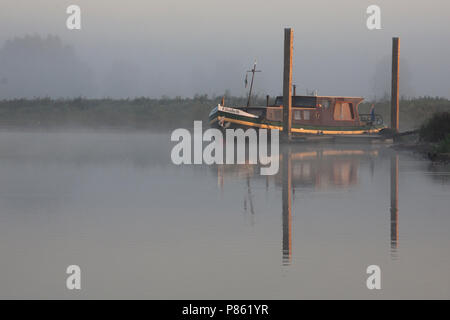 Bootje op de IJssel; Schiff auf der IJssel Stockfoto