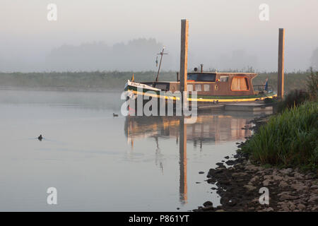 Bootje op de IJssel; Schiff auf der IJssel Stockfoto