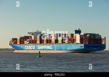 Ultra-großen Containerschiff COSCO Versandkosten Jungfrau auf der Elbe. Die 400 m lange Schiff bietet Platz für bis zu 20.000 TEU und wurde im Mai 2018 ausgeliefert. Stockfoto