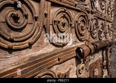 Details der Ranken und Bügeleisen Schraube an der Tür der Kirche Sant Esteve in Llanars, Katalonien, Spanien Stockfoto