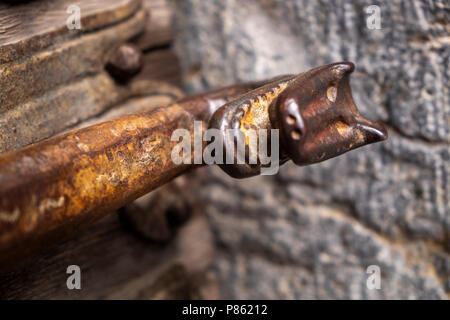 Details der Ranken und Bügeleisen Schraube an der Tür der Kirche Sant Esteve in Llanars, Katalonien, Spanien Stockfoto