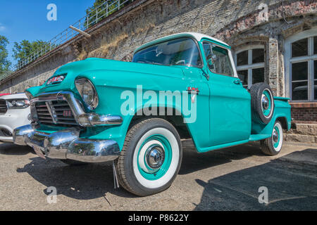 Stade, Deutschland - Juli 8, 2018: Ein 1957 Jahrgang 100 GMC Pickup Truck am 5. Sommer Antriebs US Car Meeting. Stockfoto