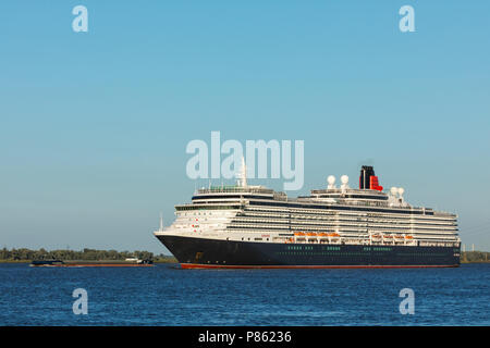 Kreuzfahrt Schiff HMS Queen Victoria, von Cunard Linien betrieben, vorbei an einem großen Schiff auf der Elbe in der Nähe von Hamburg. Stockfoto