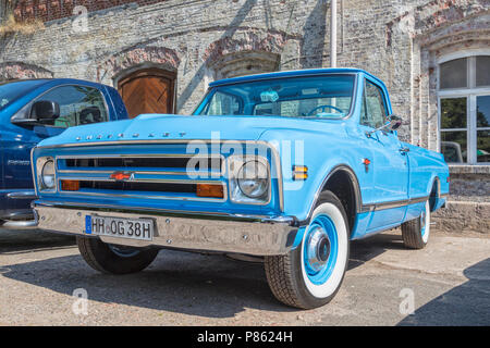 Stade, Deutschland - Juli 8, 2018: ein Jahrgang 1967 Chevrolet C/K10 Pickup Truck am 5. Sommer Antriebs US Car Meeting. Stockfoto