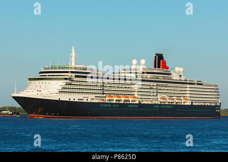 Kreuzfahrt Schiff HMS Queen Victoria, von Cunard Linien betrieben, auf der Elbe bei Hamburg. Stockfoto