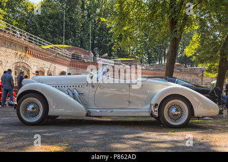 Stade, Deutschland - Juli 8, 2018: ein Jahrgang 1936 Auburn Boattail Speedster Überkomprimierte am 5. Sommer Antriebs US Car Meeting. Stockfoto